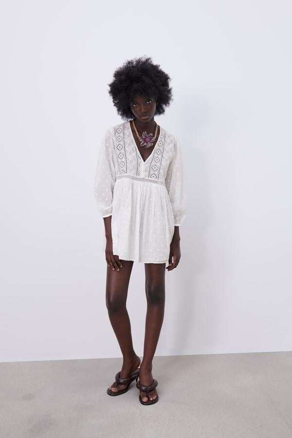 Vestido blanco corto con calados de Zara (29,99 euros)