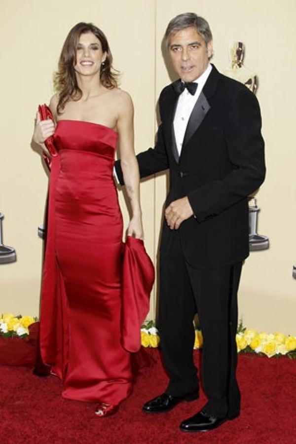 Cuentan que el mismísimo George Clooney sacó agua e hilo para coser el vestido que se le rasgó a Elisabetta Canalis nada más llegar a la alfombra roja de los Oscar en 2010. ¿Será cierto?