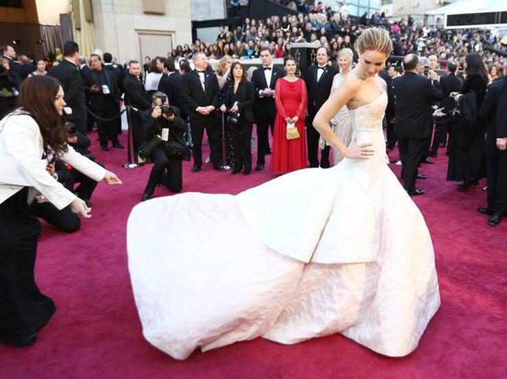 Fotos: 10 vestidos de los Oscar para no olvidar (por la mala pasada que les jugaron a las actrices en la alfombra roja o el escenario)