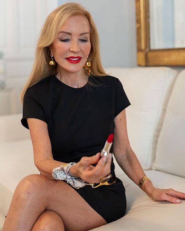 El truco fácil (y rejuvenecedor) de Carmen Lomana para estar perfecta cuando te levantas con el pelo encrespado o demasiado despeinado