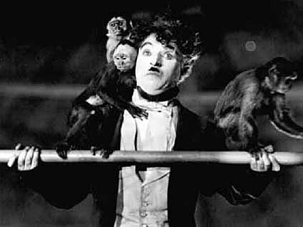 Otro de los capítulos de Chaplin en los Oscar que merece un destacado es que suya es la ovación más larga de la historia de los premios: cinco minutos de aplausos que todavía hoy ponen la piel de gallina