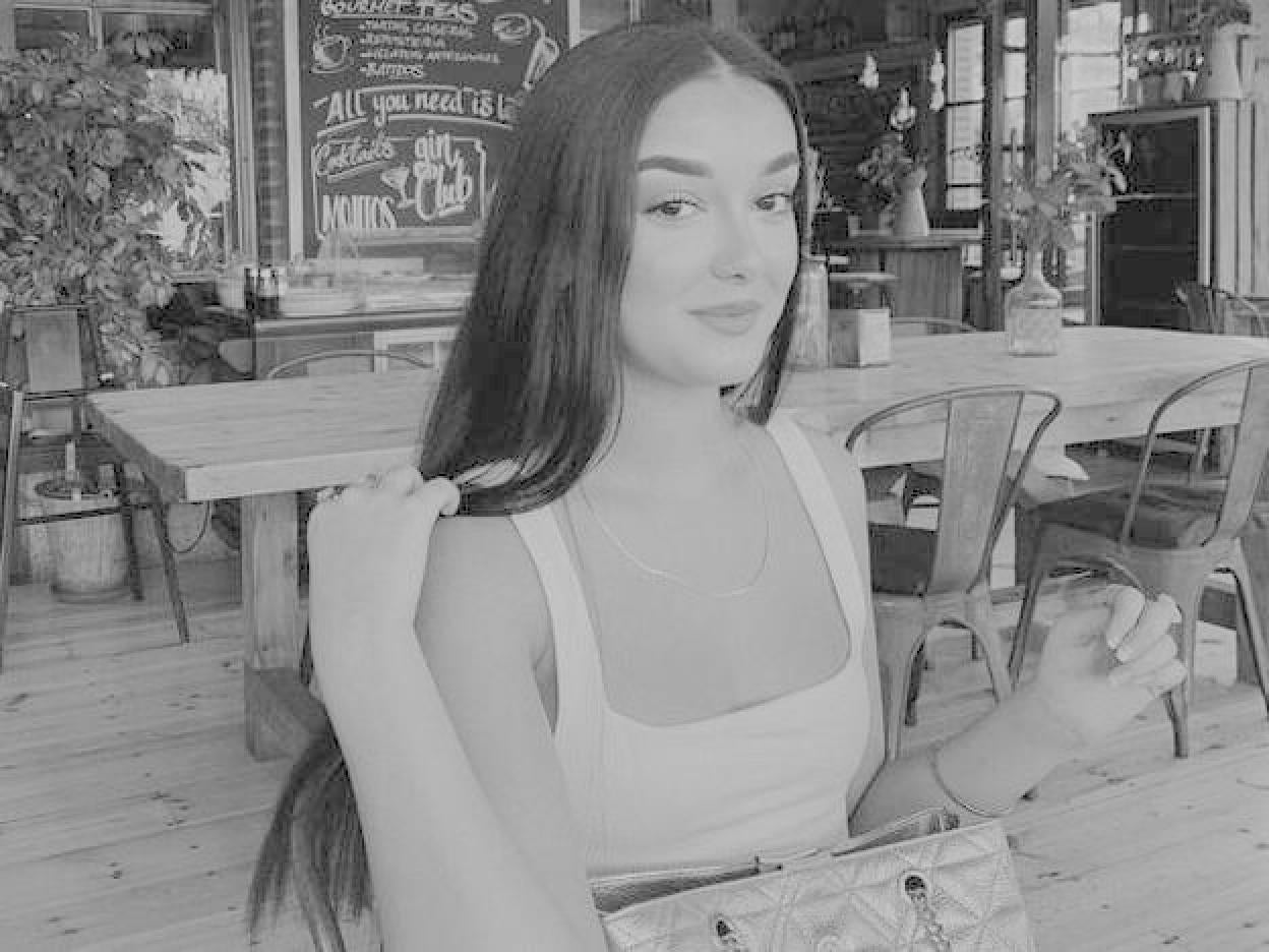 Pincha en la imagen para descubrir otros peinados fáciles que ya llevaron las famosas en los 90 y que te van a inspirar tanto como la coleta alta de Julia Janeiro.