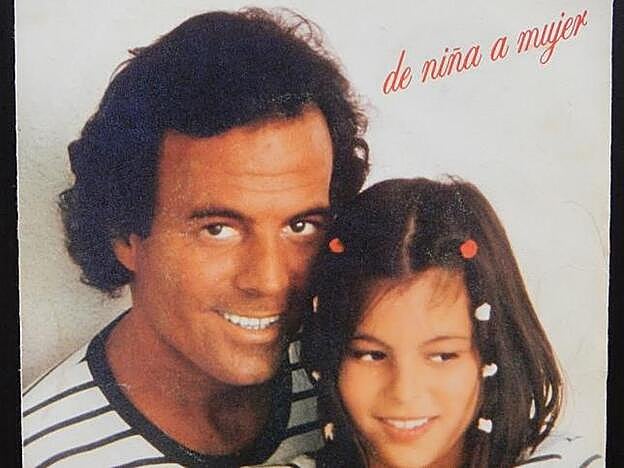 Portada del disco titulado De niña a mujer en el que Julio Iglesias aparece junto a su hija Chábeli