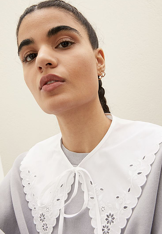 No te cortes en absoluto: este maravilloso y ligerísimo cuello con bordado inglés queda fantástico sobre las sudaderas deportivas, pero puedes seguir llevándolo sobre las camisetas y vestidos de verano para darles un toque de tendencia. No nos puede gustar más, y el precio es súper accesible: 12,99 euros en H&M.