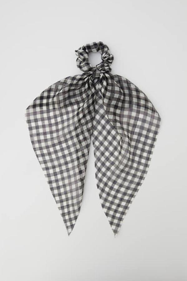 Nos fascinan los cuadros vichy, probablemente el estampado más veraniego del catálogo textil. Sin embargo, de este coletero nos interesa algo más que el 'print': su capacidad para añadir volumen a la cola de caballo. Si tienes el pelo fino, a por él (4,99 euros en Pull&Bear).