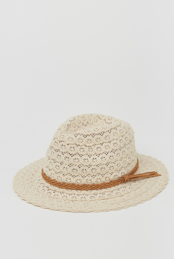 Sombreros de ala hay muchos, pero solo este está recubierto totalmente de un tejido crochet absolutamente original. El mix de un diseño masculino con un textil tan femenino nos fascina. Lo tienes en Sfera por 11,99 euros.