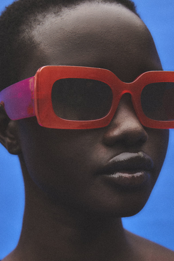 No busques más: estas son las gafas de la temporada. Las vas a ver por todas partes en todos los colores posibles, pero nos quedamos con las rojas por alegres, favorecedoras y originales. Todavía te las puedes comprar en Zara por 17,95 euros.