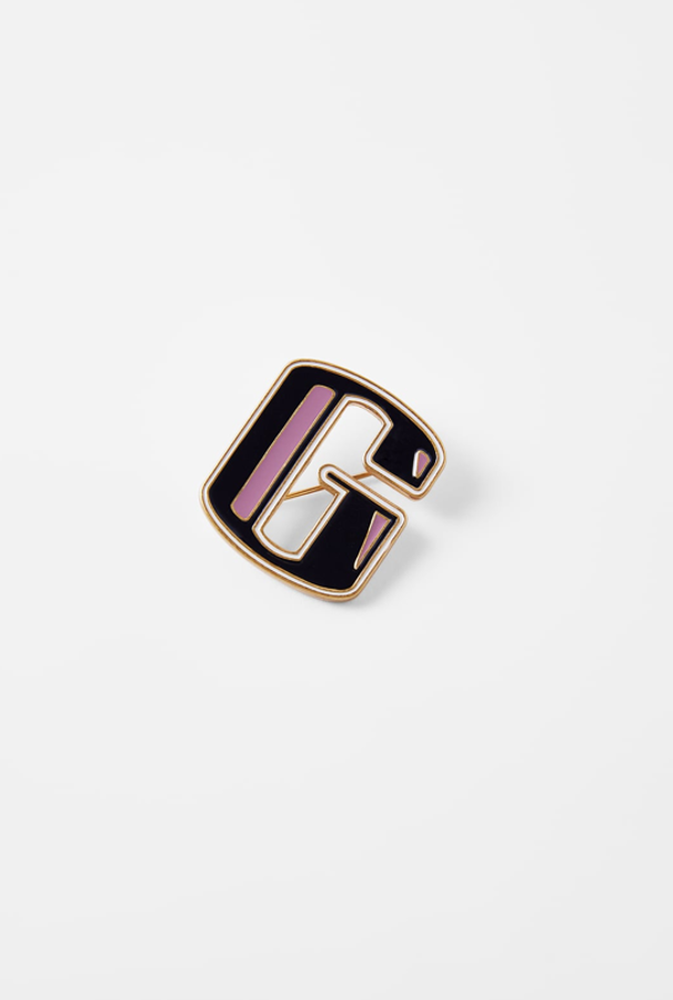 Queremos llevar nuestro nombre en todas partes: bolsos, caisas, gorras, bisutería... De toda la oferta con inicales que hemos visto en el low cost, nos quedamos con estos maravillosos broches que propone Zara. Nos gusta especialmente esta 'G', con un color rosa vintage chulísimo (7,95 euros). Algunas letras se han agotado, porque el trabajo con el color es, en todo el abecedario, maravilloso.