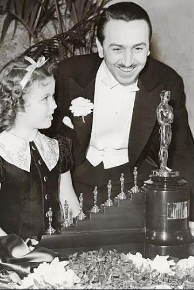 Walt Disney es una de las dos únicas excepciones de galardonados que cuentan con un premio diferente por parte de la Academia