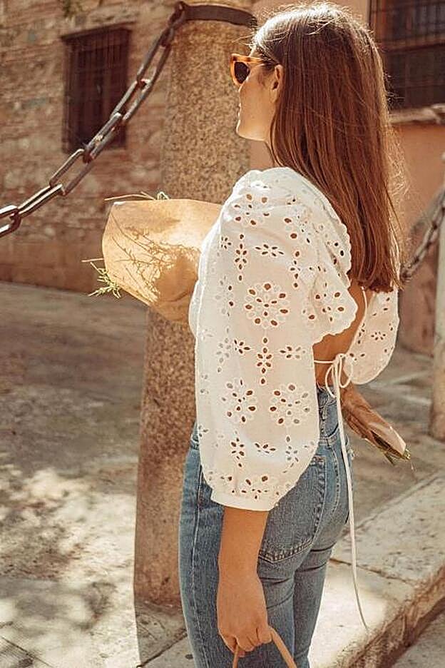 El secreto del éxito de esta blusa de Zara está en su espalda. Llévala con tus vaqueros de tiro alto favoritos.