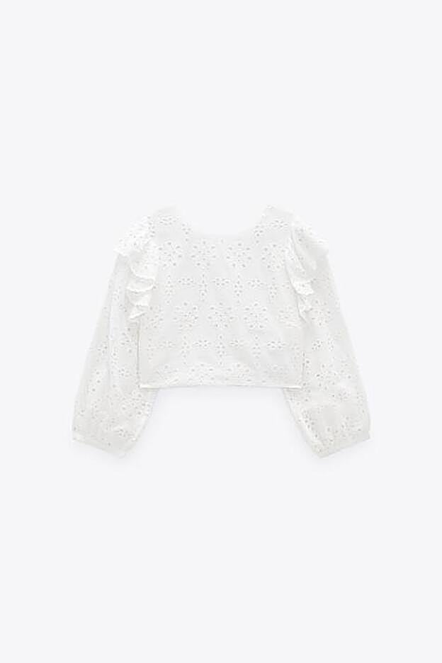Blusa blanca con calados y volantes de la colección de primavera de Zara (29,99 euros)