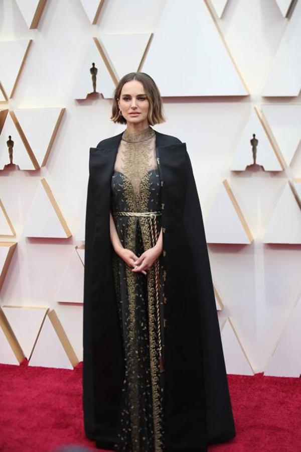 Su aparición fue una de las más comentadas de la alfombra roja en los Oscar 2020. Natalie Portman quiso homenajear a todas las directoras que no habían sido nominadas en esa edición y decidió llevar una capa con su vestido de Christian Dior en la que aparecían sus nombres bordados.