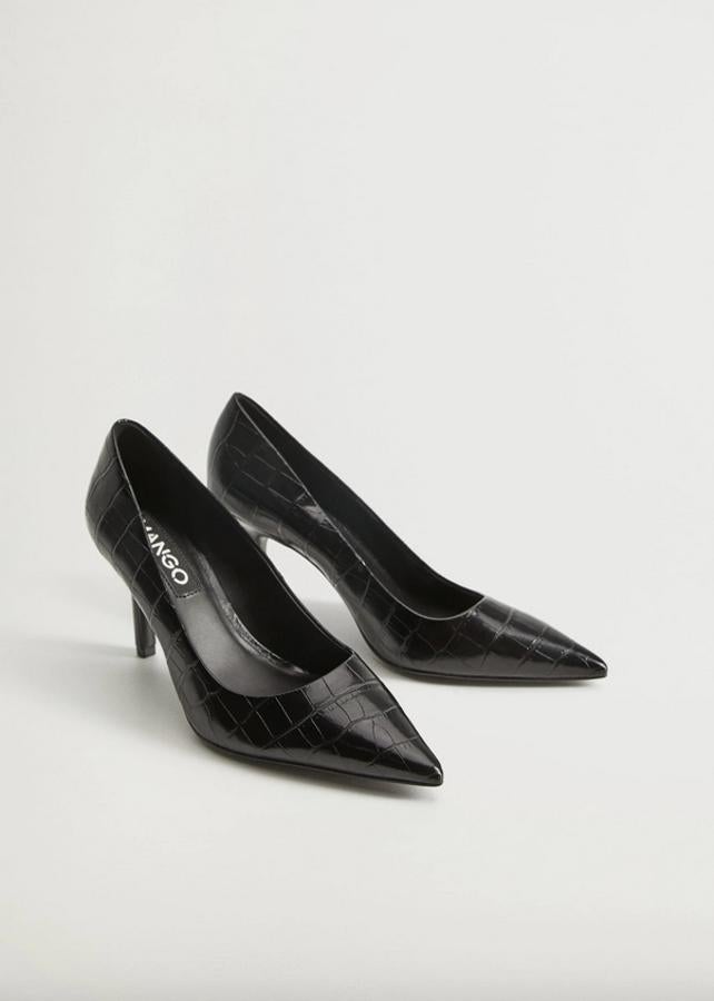 Otra propuesta en color negro son estos bonitos zapatos en efecto cocodrilo acabados en punta y con tacón de 8 centímetros. De 29,99 euros han pasado a costar 19,99 euros y están disponibles entre los números 36 y 40.