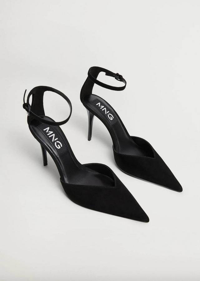 Confeccionados al 100% en piel de serraje, estos zapatos negros acabados en punta con tacón de 8 centímetros y cierre de hebilla tobillero han pasado de 39,99 euros a 29,99 euros y están disponibles entre los números 36 y 42.