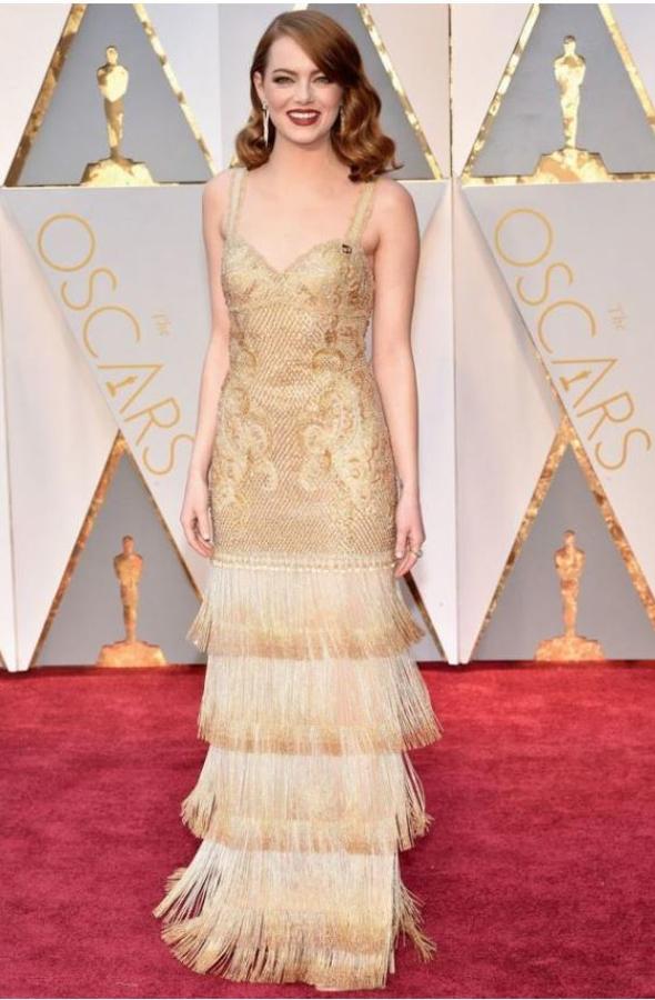 El vestido con el que Emma Stone deslumbró en la alfombra roja de los Oscar en el año 2017 era obra de Riccardo Tisci para Givenchy. Y no era un diseño casual sino que estaba inspirado en la película de La La Land por la que la actriz ganó la estatuilla.