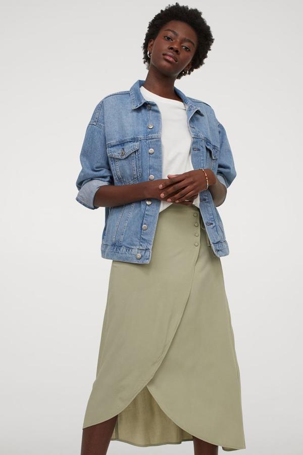 Falda de algodón cruzada con cierre de botones, de H&M (14,99 €).