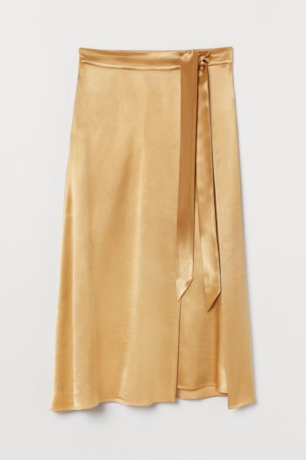 Falda cruzada de efecto satinado con lazada, de H&M (49,99 €).