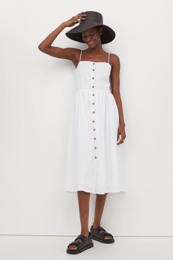 Vestido abotonada de corte midi de color blanco de H&M (29,99 euros)
