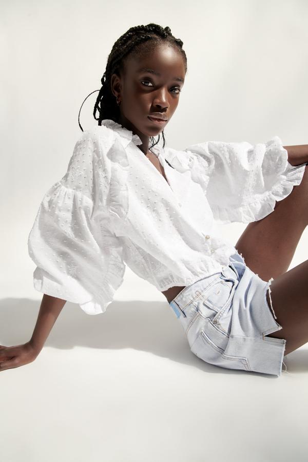 Blusa blanca con bordados y volantes de Zara (25,99 euros)