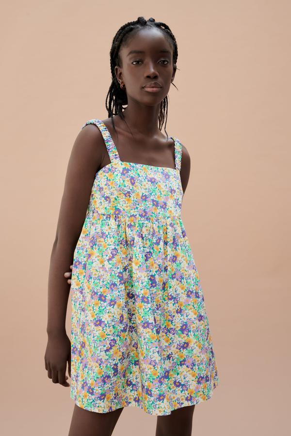 Mini vestido con estampado de flores multicolor de Zara (25,99 euros)