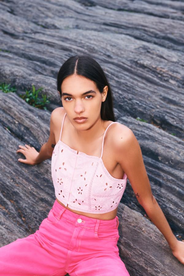 Top "cropped" con calados de color rosa de Zara (19,99 euros)