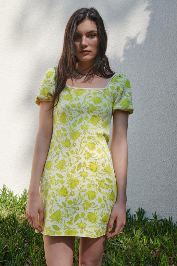 Mini vestido con estampado de flores en color verde de Zara (25,99 euros)