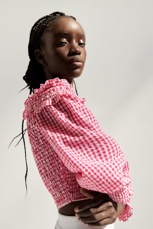 Top cropped con estampado vichy en color rojo de Zara (19,99 euros)