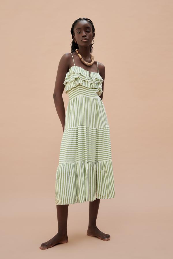 Vestido de corte midi con estampado de rayas y volantes de la colección de primavera de Zara (39,99 euros)