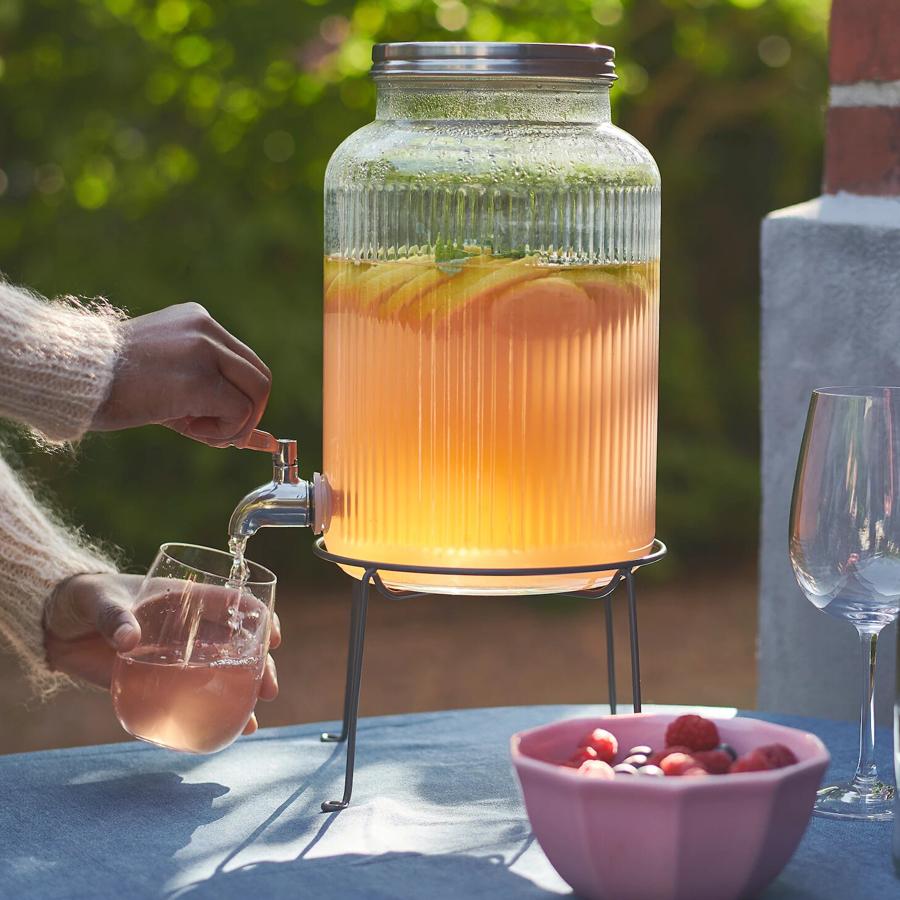 Con capacidad para cinco litros, este bote con grifo tiene un precio de 15 euros.