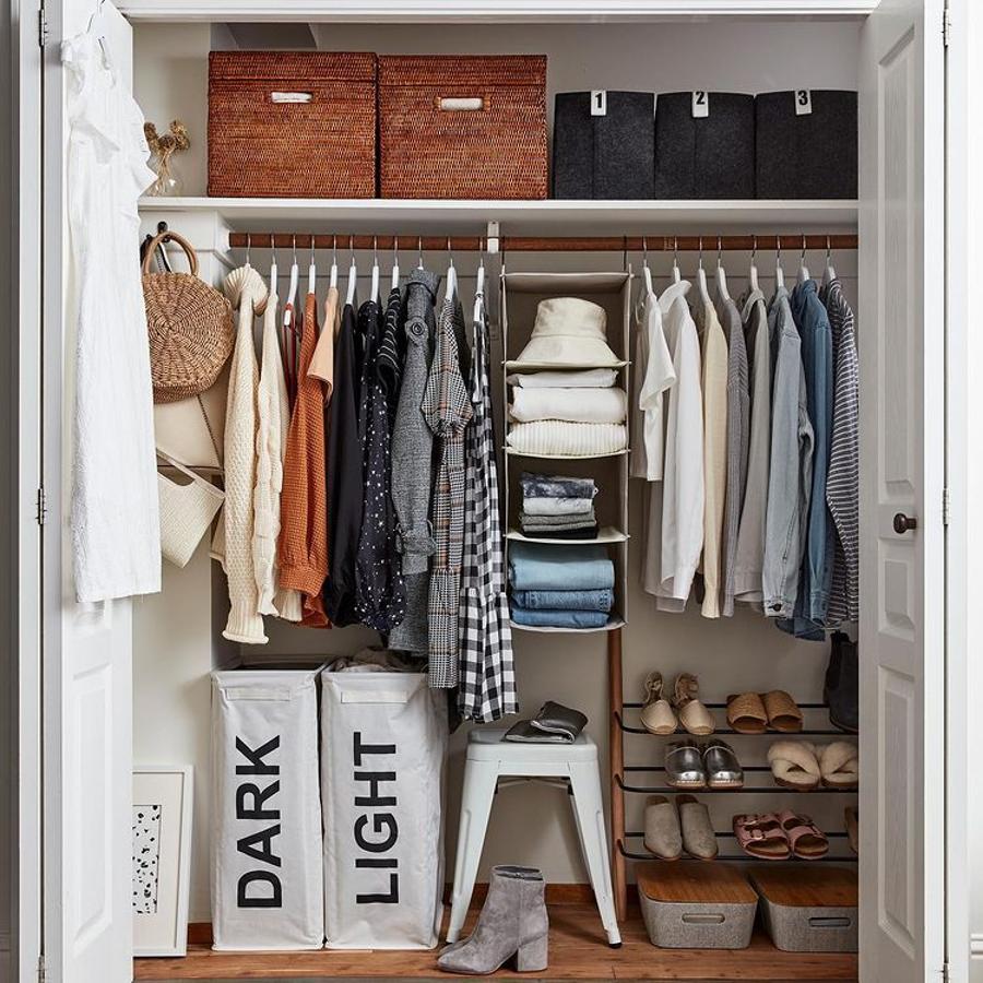 La organización de este armario que nos proponen desde Amazon Home no puede ser más perfecta gracias a que usa  perchas del mismo color , consiguiendo un espacio unificado y limpio, además de un  práctico zapatero , un  organiador colgante que permite maximizar el espacio , diferentes tipos de  cestas para tener todo en orden y protegido del polvo  o una práctica  bolsa de la colada  que nos ayuda a separar la ropa por colores.