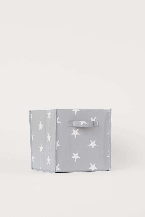 Esta cesta de H&M Home, disponible en otros dos colores y estampados, cuesta 4.99 euros.