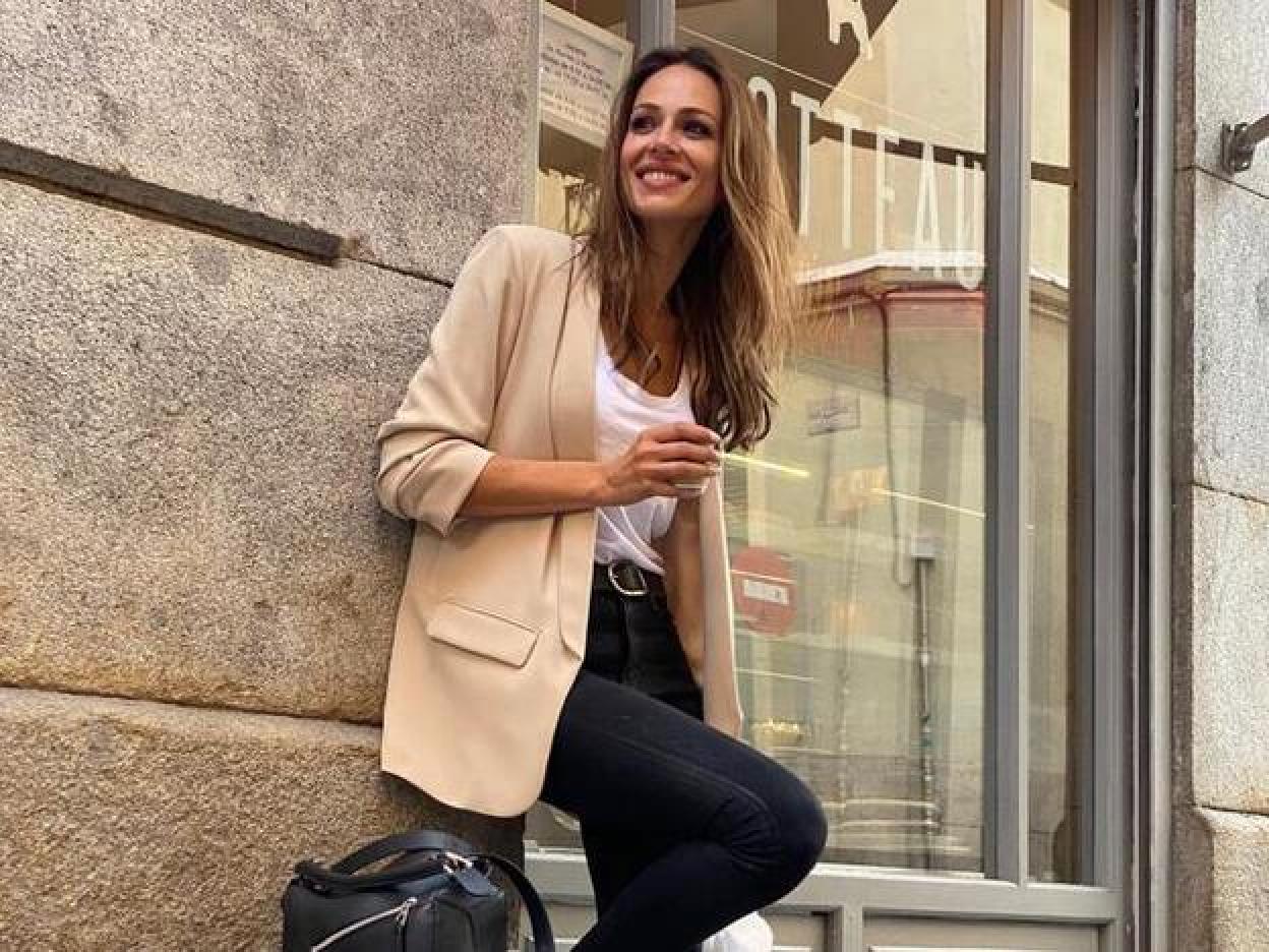 Haz click en la imagen y descubre los looks más rejuvenecedores de Eva González: de los pantalones que adelgazan a sus vestidos de invitada perfecta.