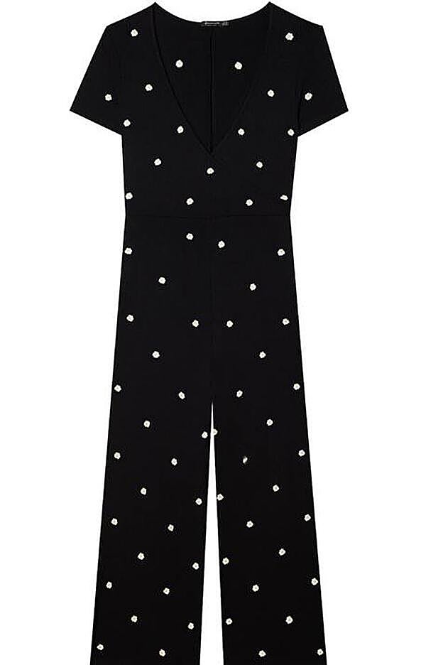 De manga corta y escote de pico, este mono con margaritas bordadas ya se ha convertido en una de las prendas estrella de la marca.