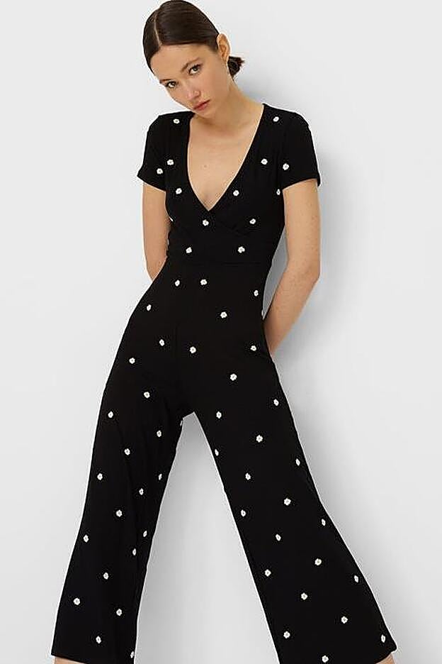 Recién llegado a las tiendas, este mono de color negro y con margaritas promete conquistar y arrasar rápidamente.