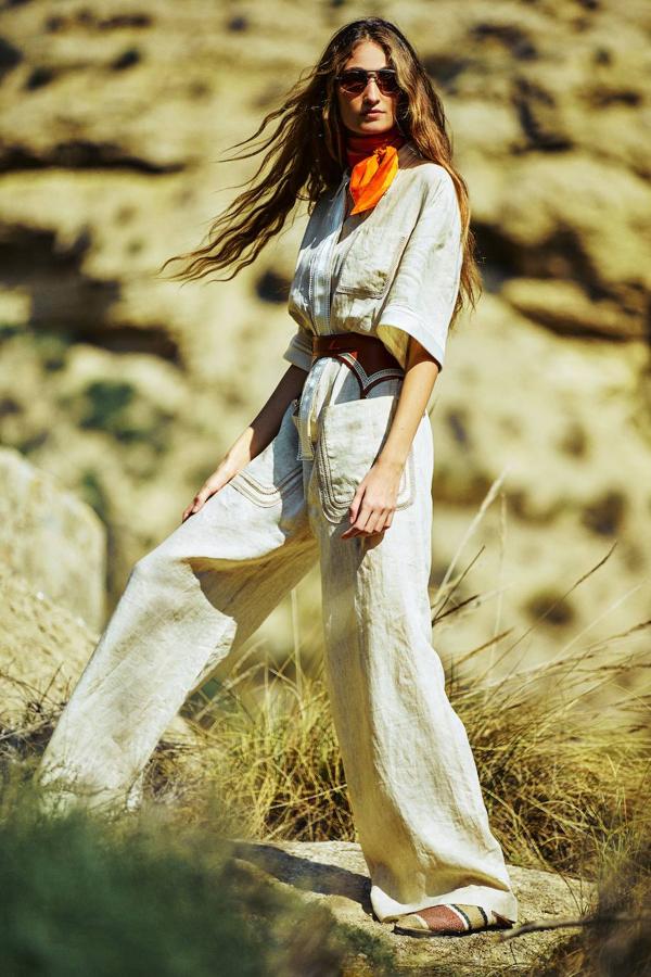 Mono de lino y cinturón de piel, ambos de Fendi. Pañuelo de seda, de Hermés; gafas de sol, de Giorgio Armani; y babuchas de Pedro García. Modelo: Almudena Canedo (View Management). Maquillaje y peluquería: Jen Barreiro para Kevyn Aucoin, Abanuc y Balmain Hair Couture. Asistente de estilismo: Lorena Martínez.