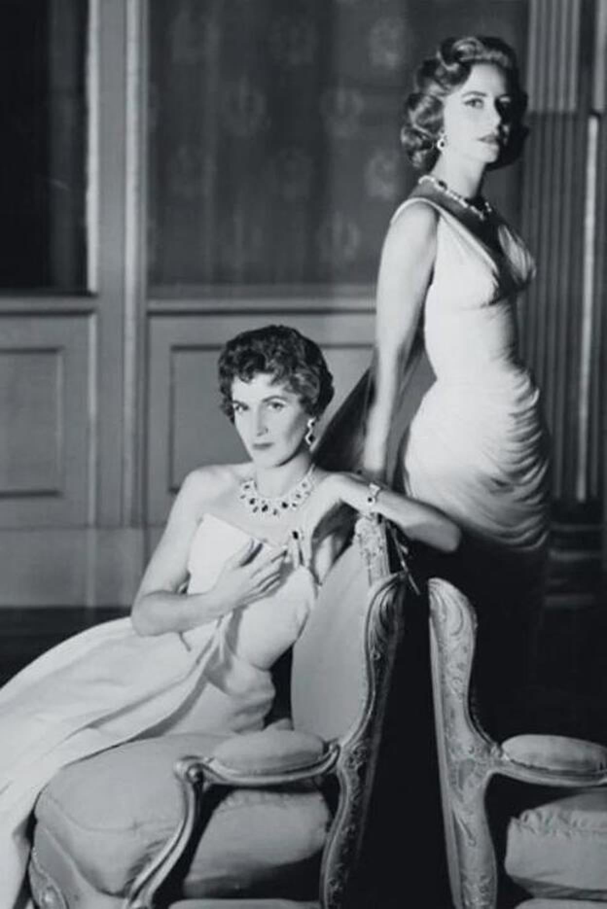 tina Livanos (de pie) y su hermana Eugenia. Si quieres conocer el estilo de Jackie Onassis, pincha en la imagen.