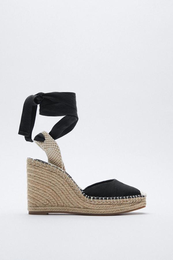 En color negro, estas alpargatas con cuña forrada en rafia y altura de 10,5 centímetros son de Zara y tienen un precio de 35,95 euros.
