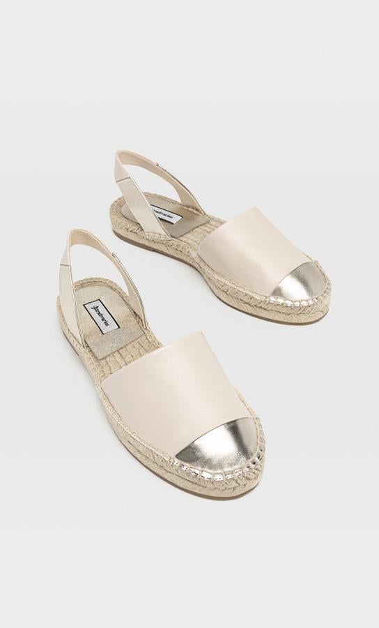 Con puntera metalizada, estas alpargatas destalonadas en color crudo son de Stradivarius y tienen un precio de 19,99 euros.