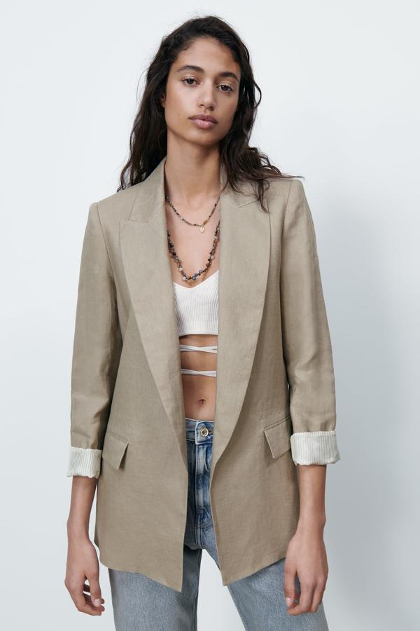 En color beige, esta blazer abierta con manga acabada en vuelta cuenta con forro estampado y tiene un precio de 39,95 euros.