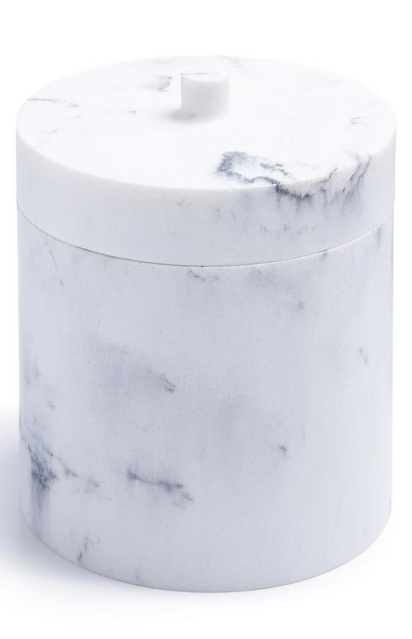 Este bote con tapa de efecto mármol, perfecto para guardar los algodones tiene un precio de 7 euros.