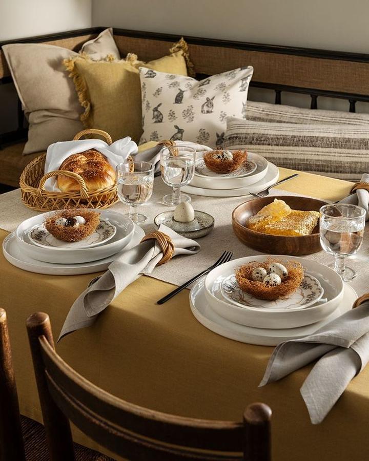 Los tonos naturales son los protagonistas de esta mesa: el mantel amarillo cuesta 9.99 euros, igual que el pack de servilletas de lino. El bowl de madera, 22.99 euros y la vajilla, a partir de 7.99 euros la pieza.