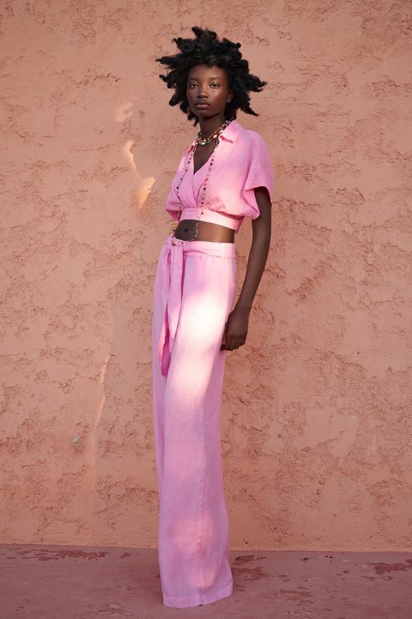 Este pantalón wide leg de tiro alto confeccionado en 100% lino de color rosa cuenta cintura elástica y lazo y tiene un precio de 29,95 euros.