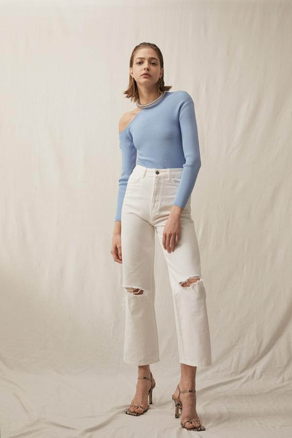 Este jersey asimétrico “perfecto para vacunarse”, rebajado a 13.99 euros en Sfera.