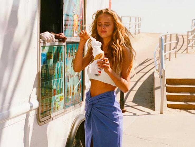 Fotos: Las faldas midi con nudo de Zara que estilizan la cintura de todas las siluetas y hacen tipazo