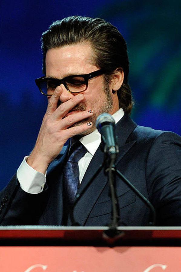Brad Pitt llevó las uñas pintadas de diferentes colores y con nail art al Festival de Cine de Palm Springs. El actor de 57 años no quiere perderse la oportunidad de sumarse a la moda.