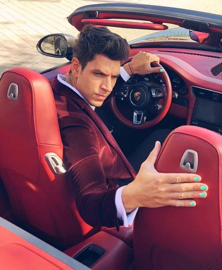 Diego Matamoros ha sido de los últimos en sumarse al nail art. Entre sus manicuras destacan los colores llamativos. Diego se arriesga con todo.