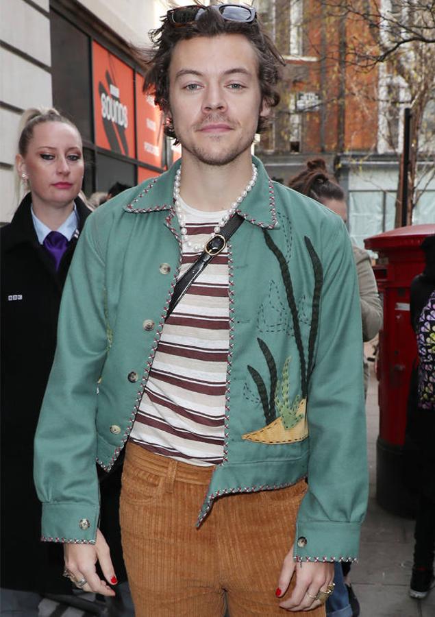 Harry Styles es uno de los hombres del panorama actual internacional que más apuesta por la manicura.el artista británico ha hecho del esmalte de uñas de colores su seña de identidad.