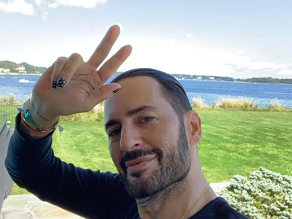 El diseñador es otro de los que decide arriesgar en sus looks y suele convinarlos con manicuras llamativas. En esta ocasión ha decidido apostar por una manicura negra con puntos blancos, un toque muy flamenco.