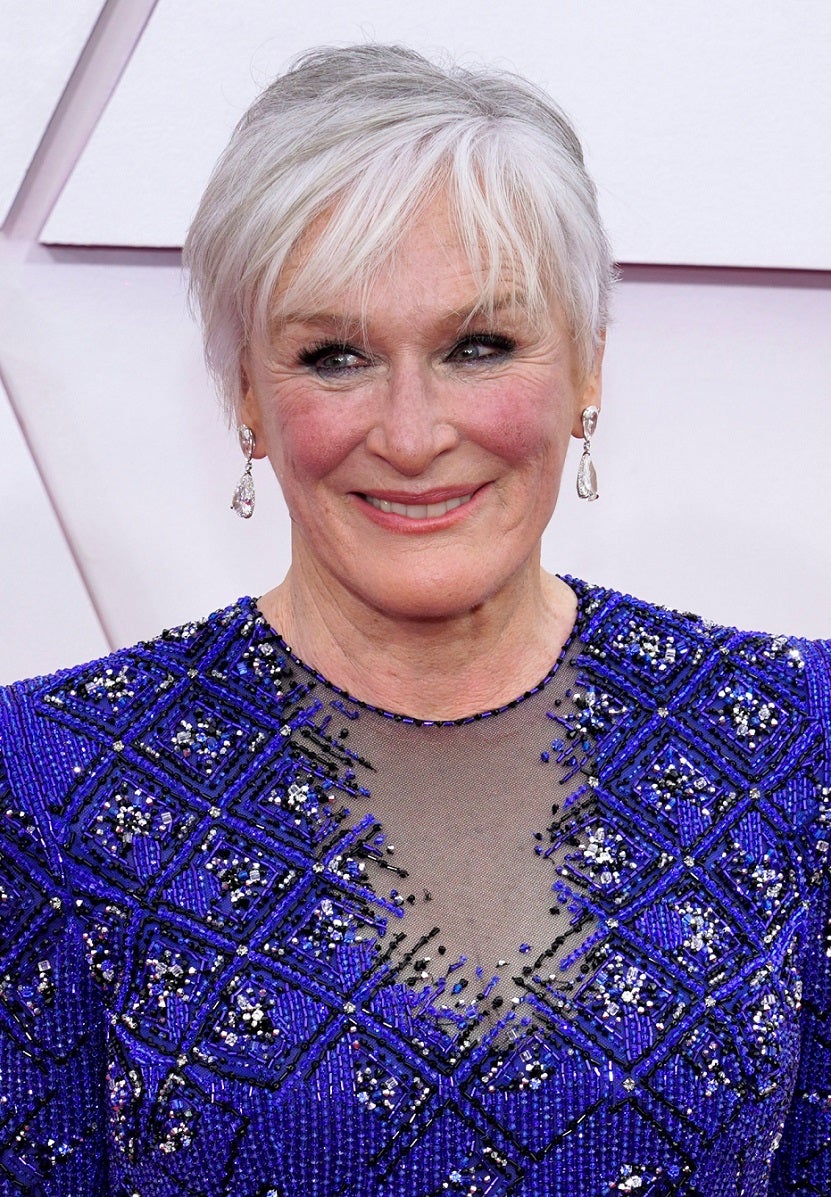 A sus 74 años, la actriz Glenn Close se atreve con todo: desde marcarse un  perreo en plena gala  hasta lucir unas preciosas pestañas postizas que combinan fenomenal con el azul de sus ojos y su pelo blanco natural con flequillo. ¡Somos MUY fans!