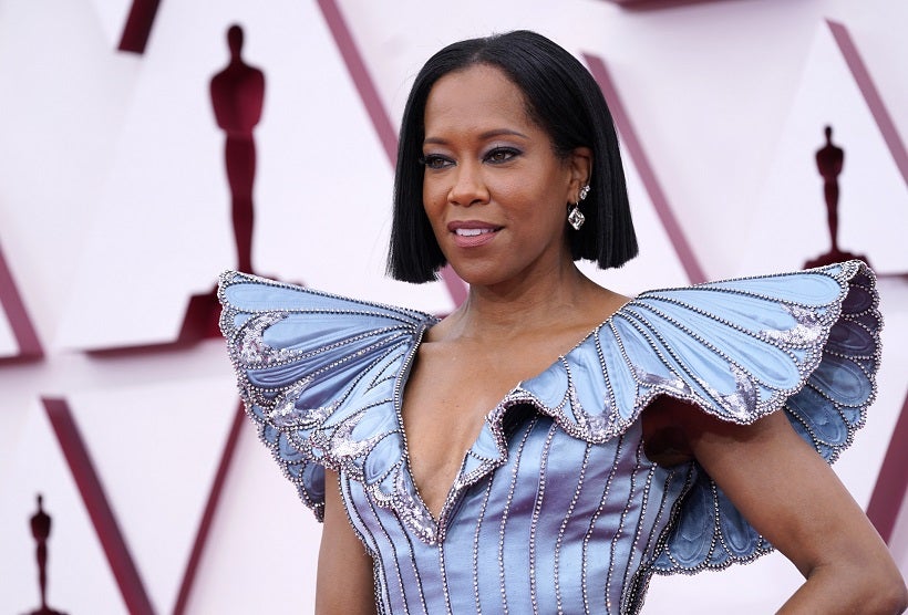 De Regina King nos quedamos con su maquillaje de ojos en tonos lila, pero sobre todo, con su corte de pelo bob estructurado que quita años.